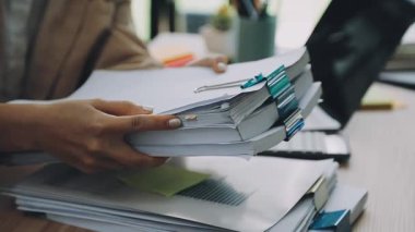 Bir yığın kağıt ile iş kadını eli