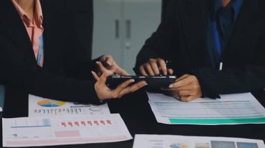 İşadamları mali planı tartışıyor.