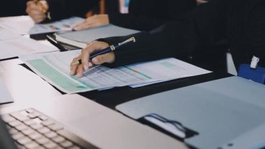 İş adamı ve iş ekibi modern ofiste toplandı.