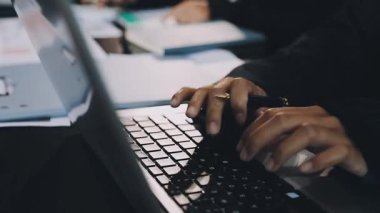 Klavyede yazan genç iş adamı