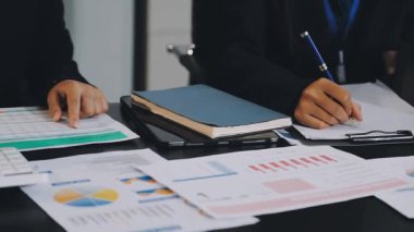 Çizelge ve grafikleri analiz eden iş kadını