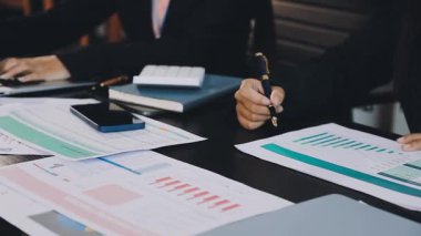 İş adamı ve kadın elleri ofiste bir toplantı planlıyorlar..