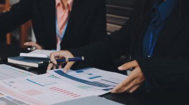 İş ekibi toplantısı ve ofiste yeni iş stratejilerini tartışacağız. Takım çalışması ve iş konsepti.