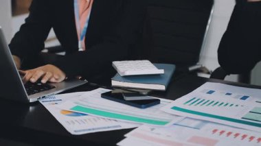 İş adamları ofiste buluşur, birlikte çalışırlar.