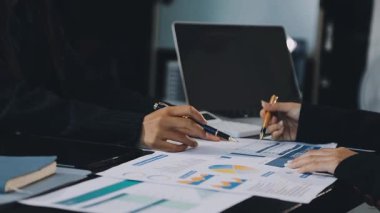 Genç iş kadını ofiste çalışıyor.