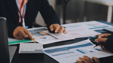 Belgeler ve belgelerle çalışan işadamı ve işkadını