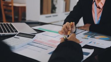 Ofisteki evrak ve bilgisayarla çalışan işadamı