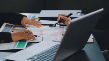 İş ekibi ofiste birlikte çalışıyor.