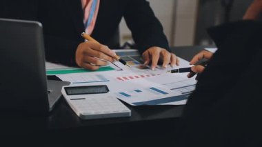 Ofiste dizüstü bilgisayarda çalışan işadamı, borsa