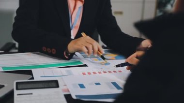 Modern ofiste finans raporu üzerinde çalışan iş kadını.