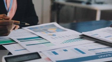 yakın plan - ofisteki mali tablolar ve grafikler üzerinde çalışan iş kadınının görüntüsü