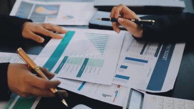 Dizüstü bilgisayardaki grafik ve grafikler üzerindeki verileri analiz eden iş adamı