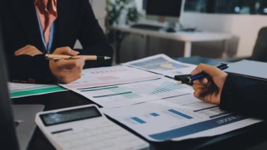 Şirket, şirket araştırma ve geliştirme konseptini analiz etmek için finansal verileri analiz etmek ve analiz etmek için dizüstü bilgisayar kullanan iş kadını.