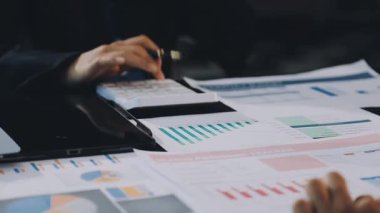 Ofiste dizüstü bilgisayarda çalışan iş kadını.