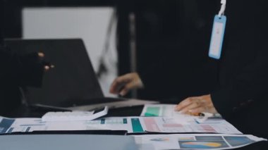 Ofiste çalışan iş adamları.