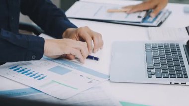 Genç işadamı ofiste çalışıyor.