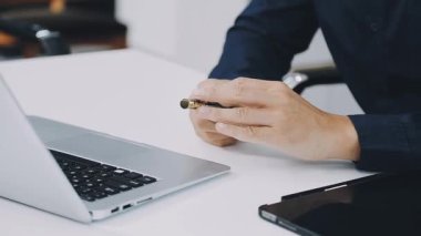 İşyerinde dizüstü kullanarak iş adamı