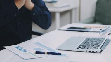 İşadamı iş yerinde tablet bilgisayar kullanıyor. Modern ofiste modern bilgisayarlı işyeri.