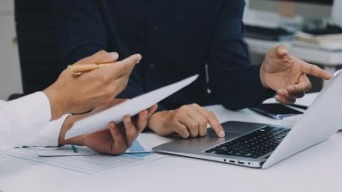 Modern bir ofiste iş adamı, iş konsepti