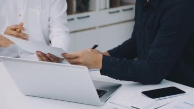 Ofiste çalışan iş adamı