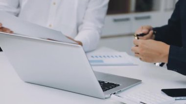 Kapat. İş adamları mali tabloları tartışıyor..