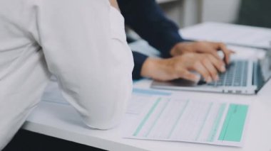 Ofisteki dizüstü bilgisayarda çalışan iş kadını elini kapat..