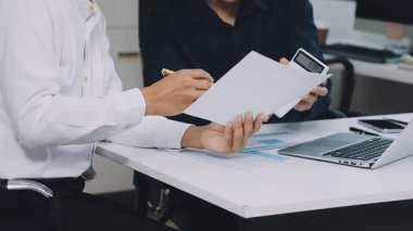 İş adamları iş yerlerinde mali tabloları tartışıyor