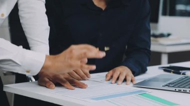 İş adamı ortağıyla konuşuyor.