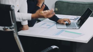 İşadamı ofiste dizüstü bilgisayar ve belgelerle çalışıyor..