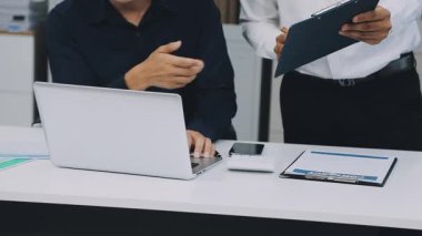 Finansal veriler tartışırken iş takım