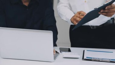 Ofiste birlikte çalışan iki genç iş adamına yakın durun, takım çalışması.