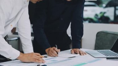 Genç adam ofiste çalışıyor.