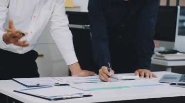 ofiste çalışan iş adamı.