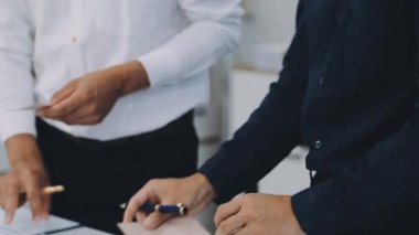 Ofiste çalışan iş adamları.