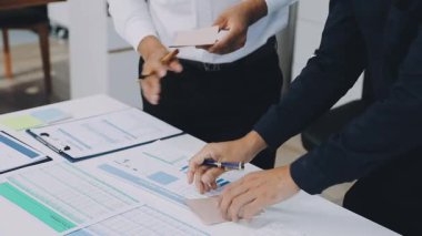 Ofisinde mali belgeleri olan genç bir iş kadını.