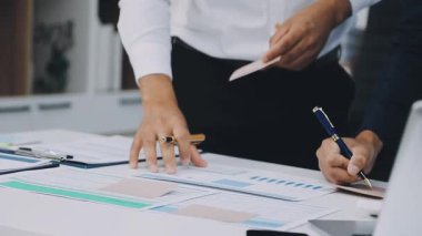 Ofiste mali belgeler ve belgelerle çalışan iş ekibinin kapatılması