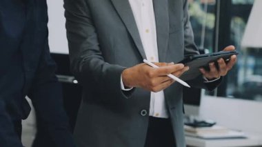 Modern ofiste dijital tablet kullanan işadamlarının kapatılması.