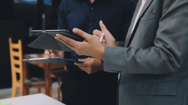 Ofisinde tableti olan bir iş adamı.