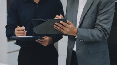 yeni bir proje üzerinde çalışırken iş takım.