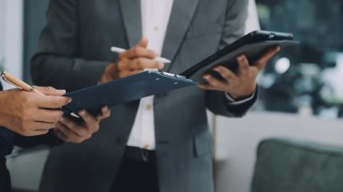 İş adamı iş yerinde tablet bilgisayar kullanıyor.