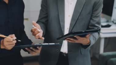 Ofiste çalışan takım elbiseli bir işadamı.