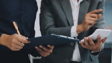 İş adamlarının dijital tablet üzerindeki ellerini kapat