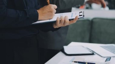 Genç iş adamları modern ofiste bir proje tartışıyor ve planlıyorlar..