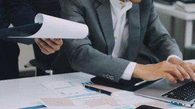 Ofiste birlikte çalışan iş ekibini kapatın..