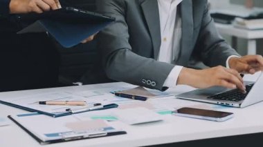 İşadamı ofiste çalışmak için tablet bilgisayar kullanıyor.