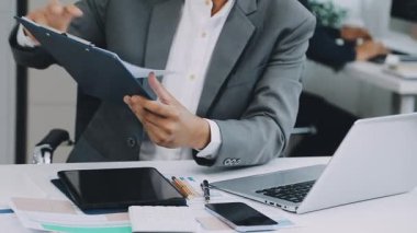 Dizüstü bilgisayarlı takım elbiseli genç bir iş adamı. iş kavramı