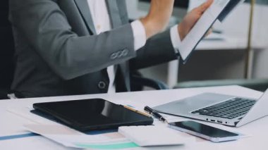 Dizüstü bilgisayarda çalışan iş adamlarının ellerini kapat