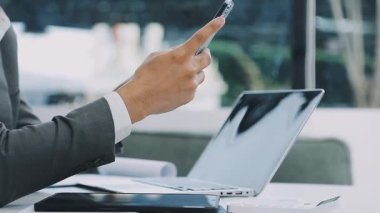 Kapat. Tablet üzerinde çalışan bir işadamı..