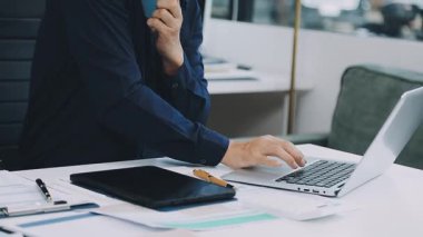 İşadamı işte dizüstü bilgisayar kullanıyor