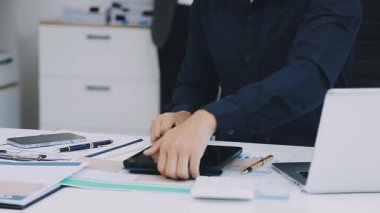 Dijital tablet taşıyan işadamlarına yakın çekim yapın ve iş ortağıyla çalışın.